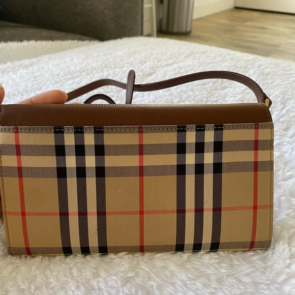 Burberry Wallet on Chain Leather Crossbody Bag - Picture 4 of 8